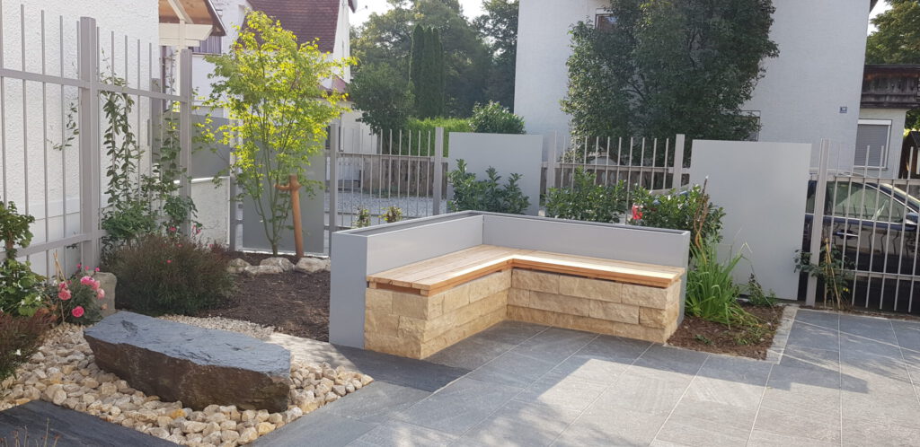 Sitzecke aus Kalksteinen mit Holzauflage, Hochbeet