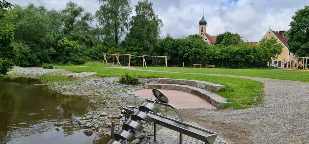 barrierefreies Spielufer mit Wasserspiel und Sitzstufen
