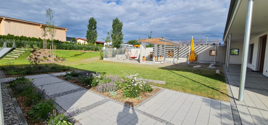 Überblick Spielbereich, Pflanzbeete, Pflasterflächen, Rasen
