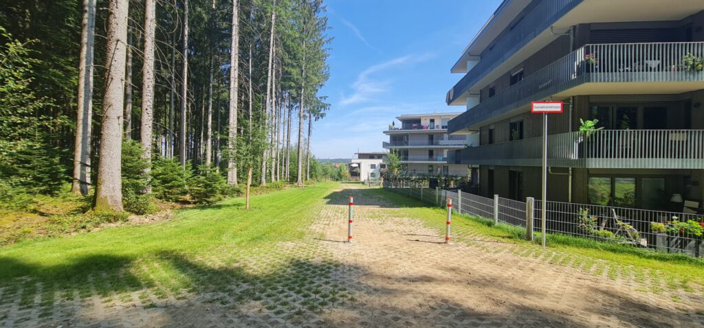 Feuerwehrzufahrt aus Rasengittersteinen