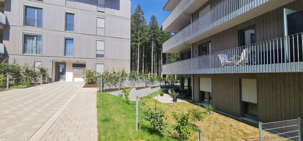 Eingangsbereich Wohngebäude, nebenliegend Privatgarten