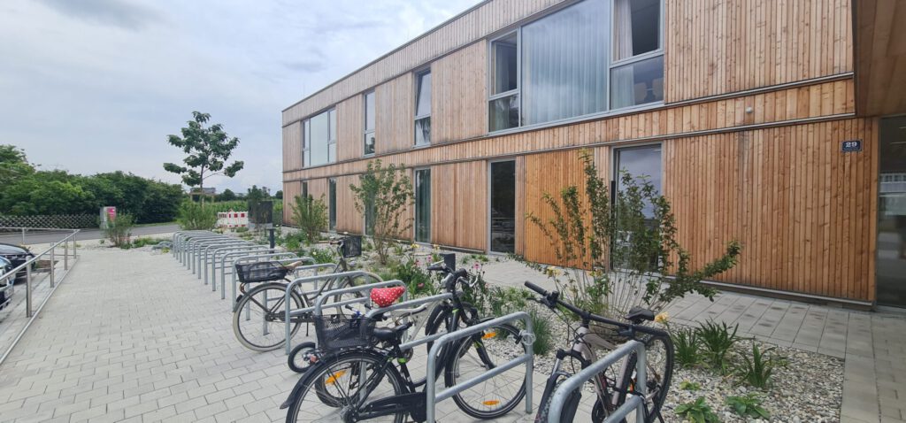 Fahrradstellplätze am Eingang der Kindergrippe