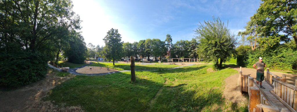 Übersicht über den Spielplatz im Weitwinkel