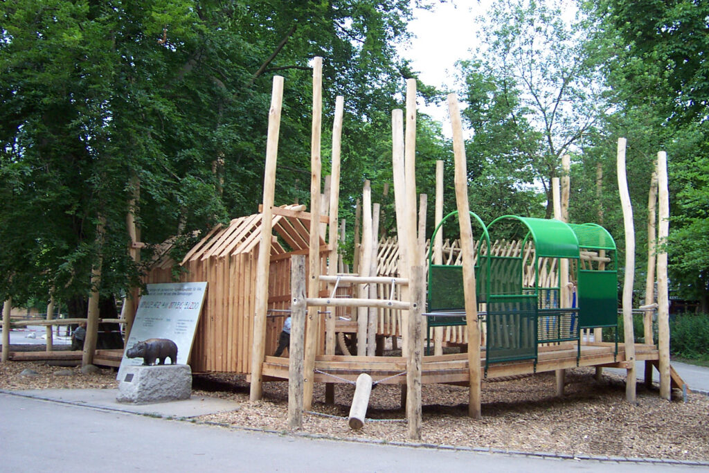 Eingang des Spielplatzes auf Holzpfählen