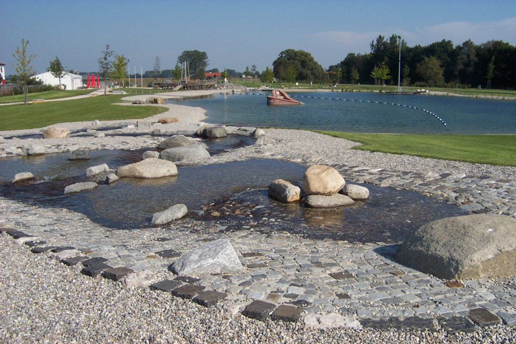 kleine Wasserpfütze mit Findlingen zum Spielen für Kleinkinder