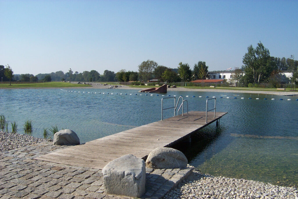 Steg mit Ein - und Ausstiegshilfe ins Wasser