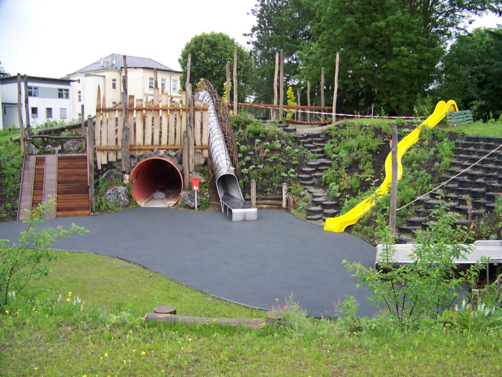 Spielbereich mit verschiedenen Rutschen und einem Kriechtunnel