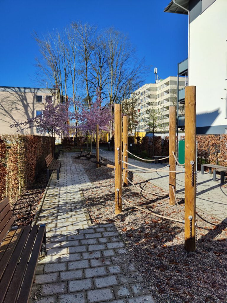 Spielmöglichkeit aus Holzpfosten