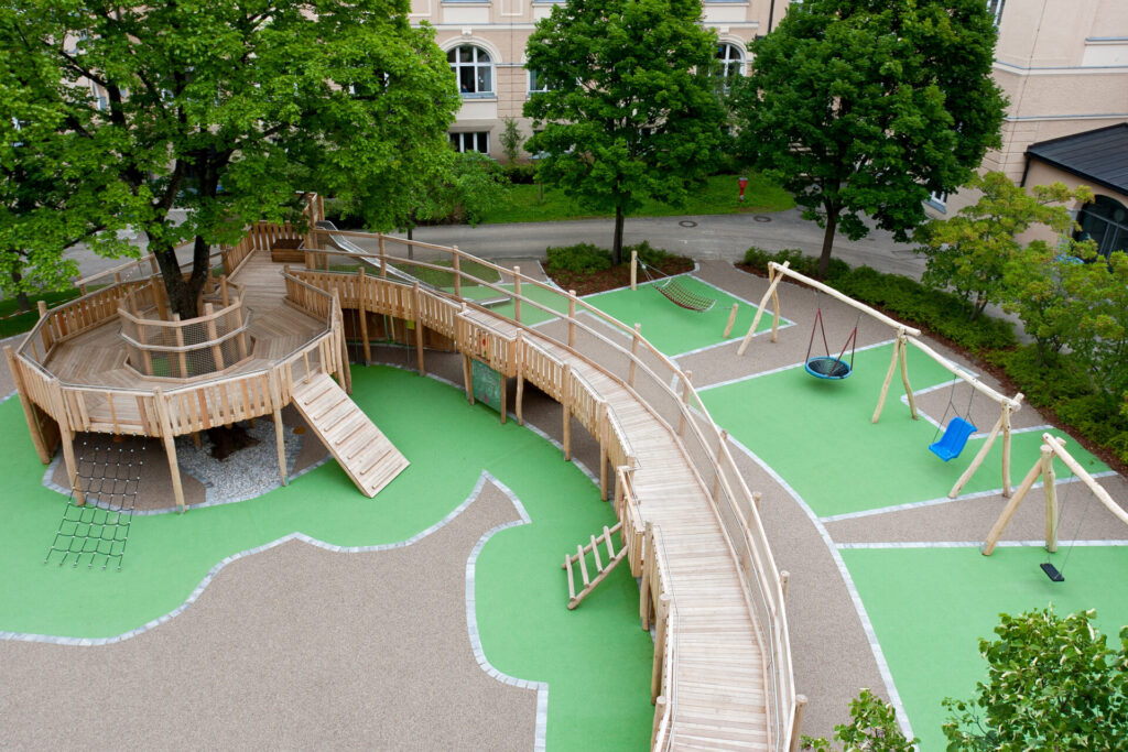 Spielrampe aus Holz, verschiedenfarbiger Bodenbelag, Luftaufnahme