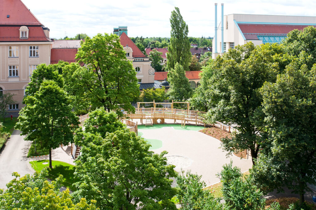 Luftaufnahme Spielplatz mit Bestandsbäumen