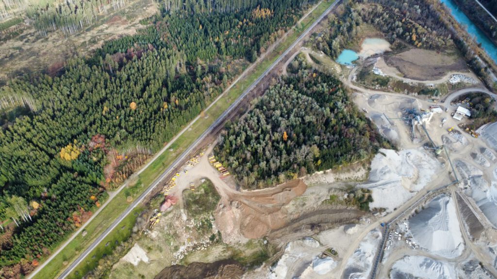 Luftbild mit Kiesabbau, Waldfläche und Bahntrasse