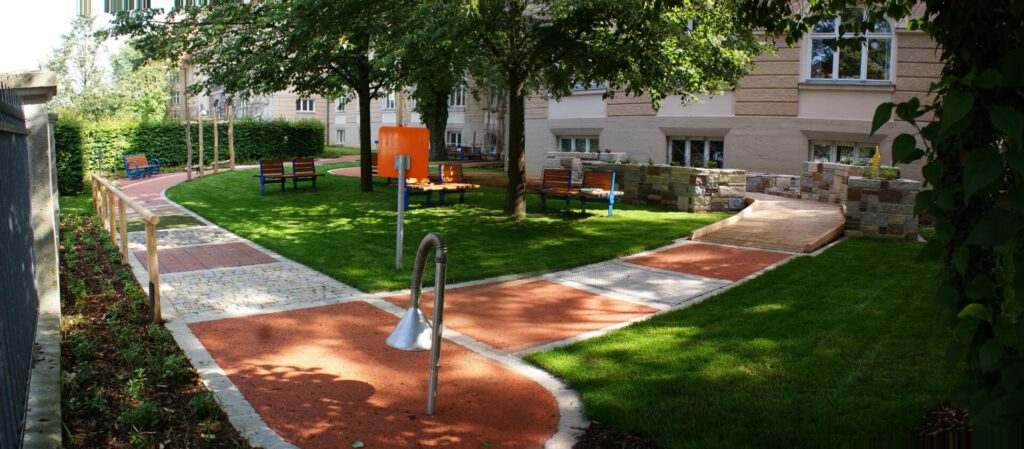 Rundweg aus verschiedenen Belägen mit einem Spielplatztelefon, Teil der Spielstrecke